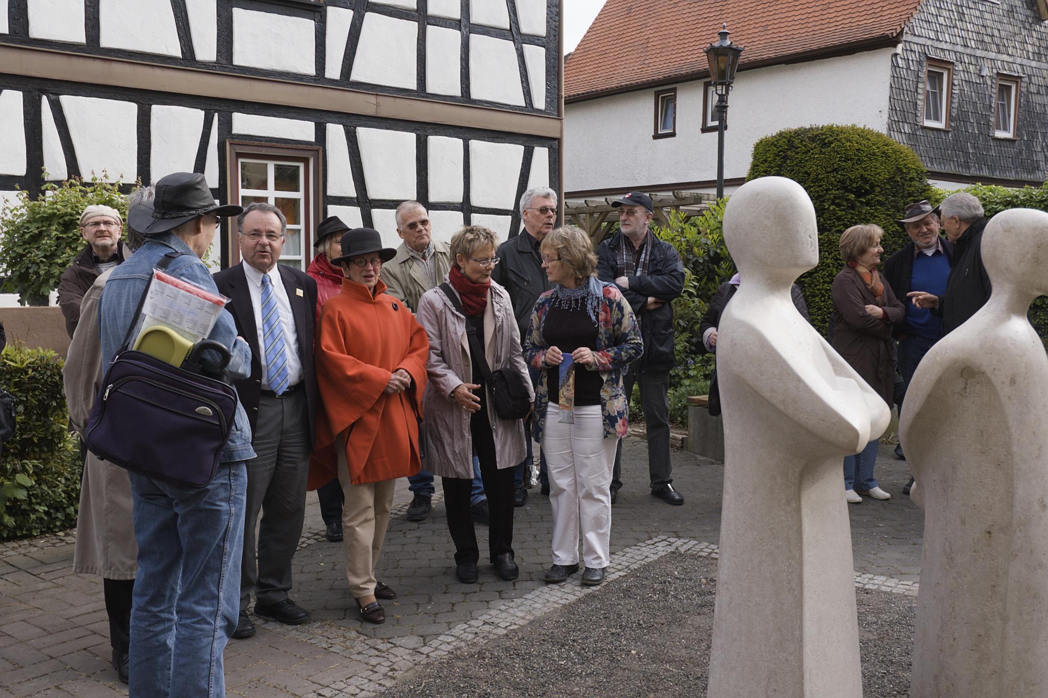 Opferdenkmal Oberursel, Aufstellung der dritten Figur - Gedenkfeier am Denkmal